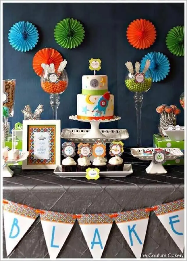 mesa de aniversário decorada com tema nave espacial Foto The Couture Cakery