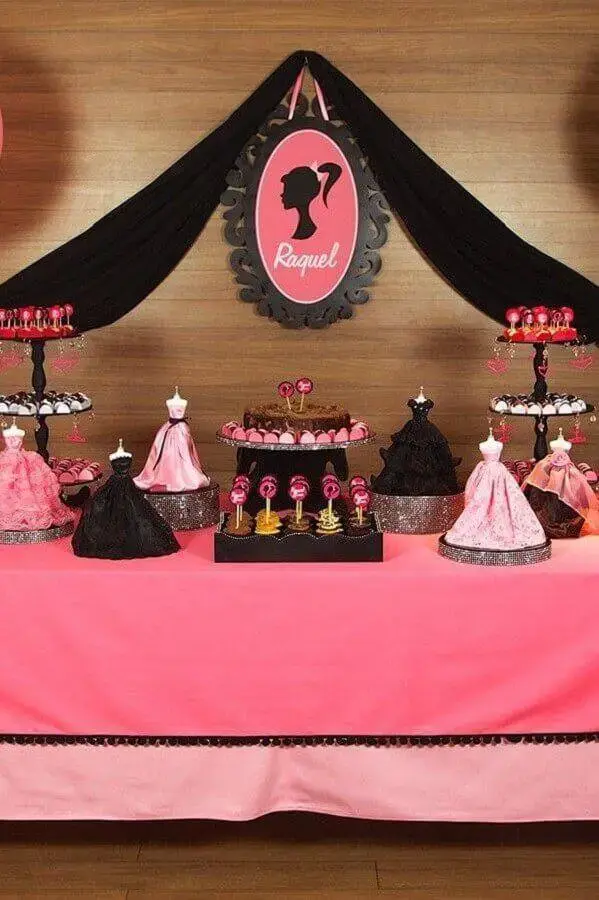 mesa de aniversário feminina com tema festa da barbie Foto O Cantinho da Nati