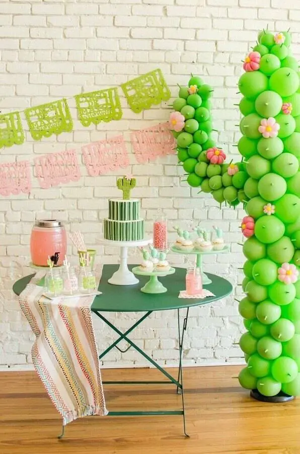 mesa de aniversário simples com tema cactos Foto Mint Event Design