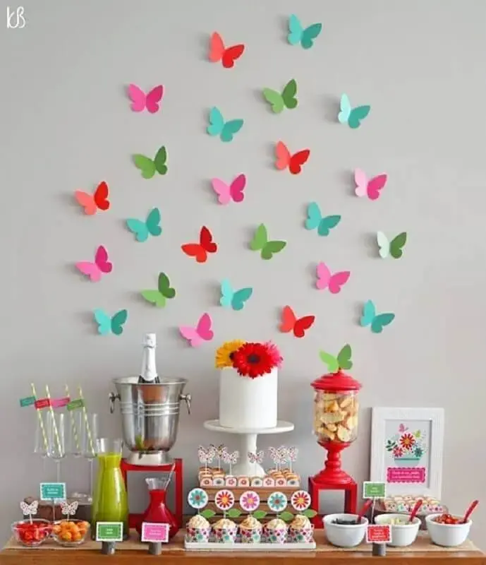 mesa de aniversário simples decorada com borboletas de papel Foto Coisas da Bonfa