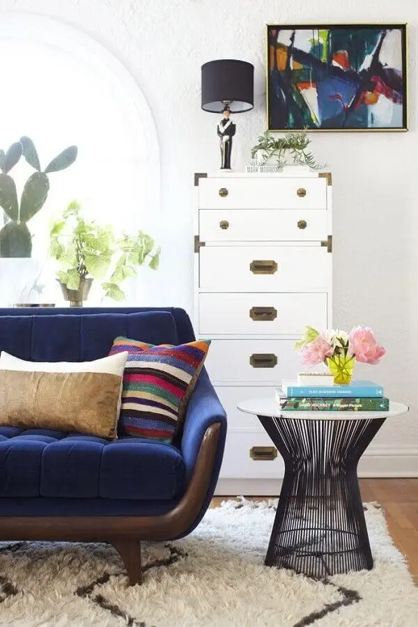 mesa de apoio lateral para sala de estar decorada com sofá retrô azul Foto Pinterest