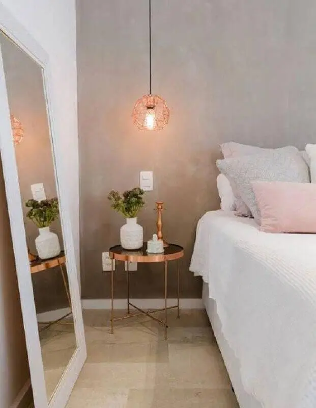 mesa de apoio para quarto com parede de cimento queimado e luminária rose gold Foto Pinterest