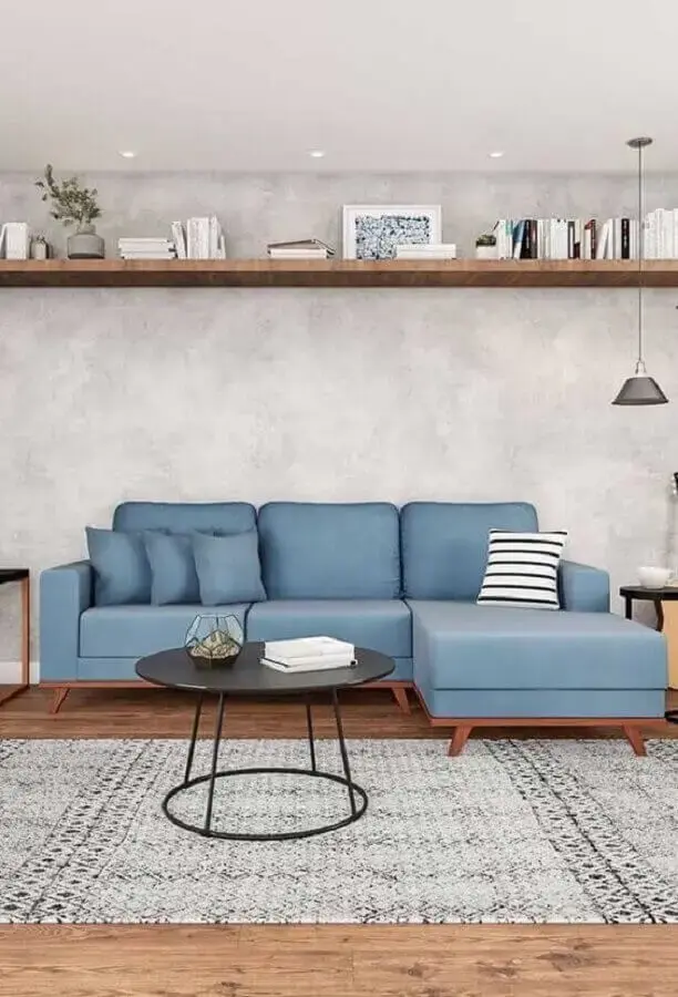 mesa de apoio para sala decorada com sofá azul e parede de cimento queimado Foto Histórias de Casa