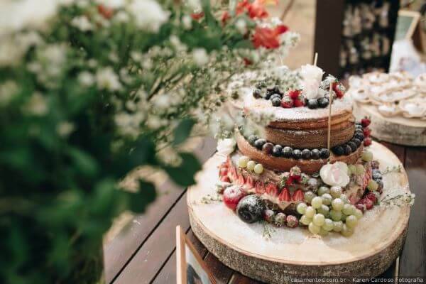 mesa de bolo de casamento rústico 