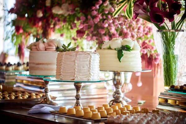 mesa de bolo de casamento simples