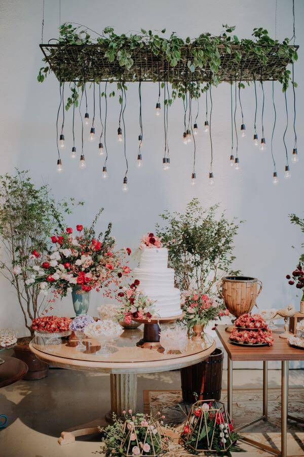 Mesa de bolo de casamento simples