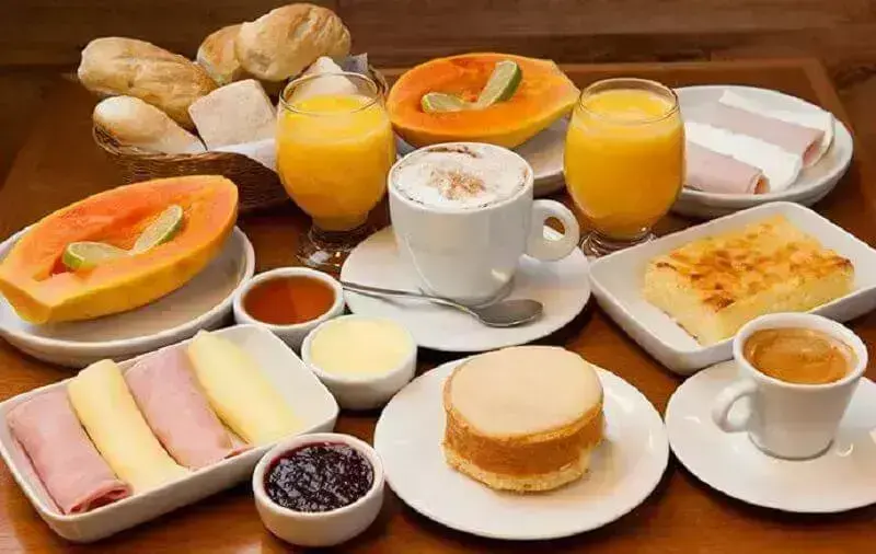 mesa de café da manhã com frutas simples Foto Pinterest