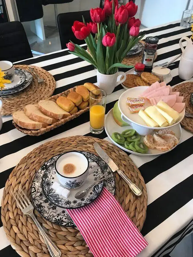 mesa de café da manhã decorada com toalha listrada preta e branca Foto Lar Doce Casa