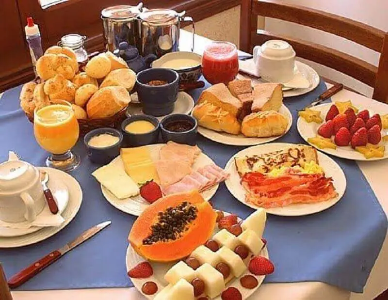mesa de café da manhã simples com frutas e pães Foto Pinterest