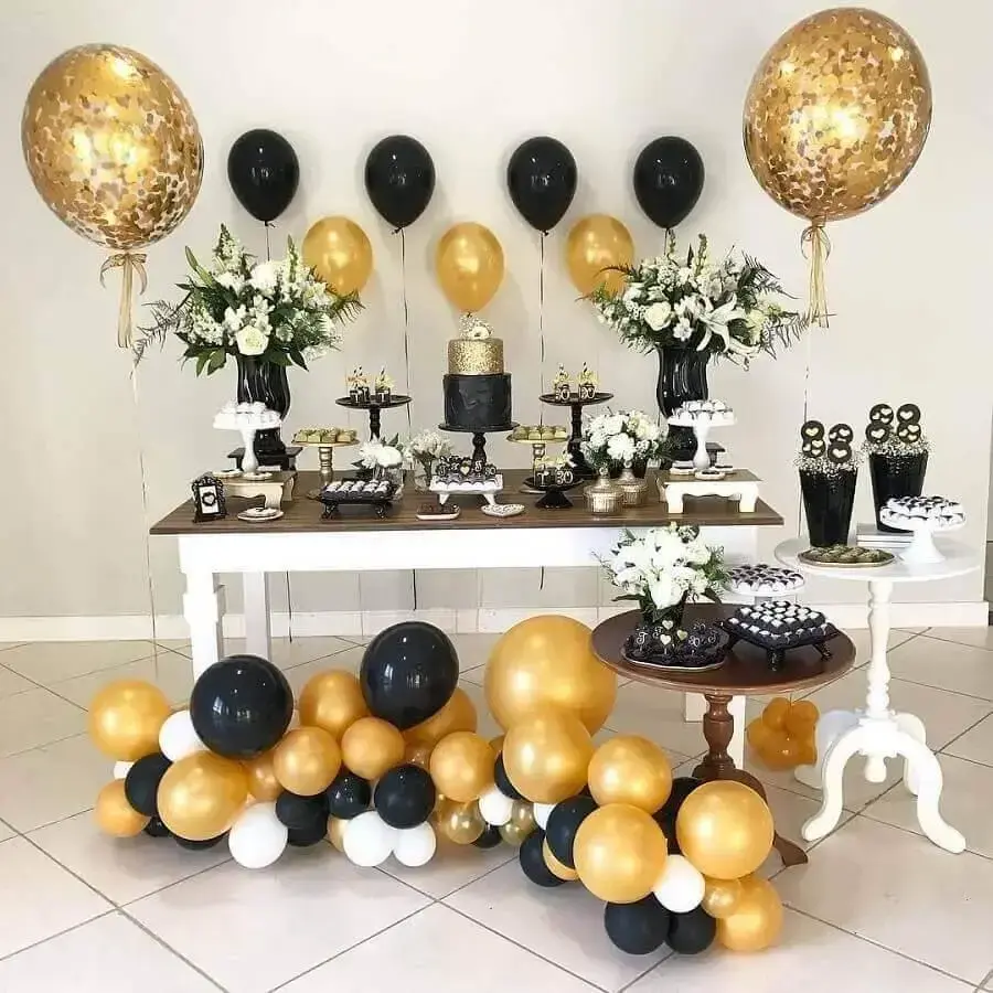 mesa de festa de aniversário com decorada preta e dourada Foto Pinterest