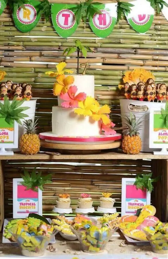 mesa de festa de aniversário decorada com tema festa havaiana Foto Pinterest
