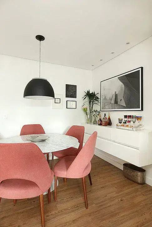 mesa de mármore - mesa de jantar com cadeiras rosas 