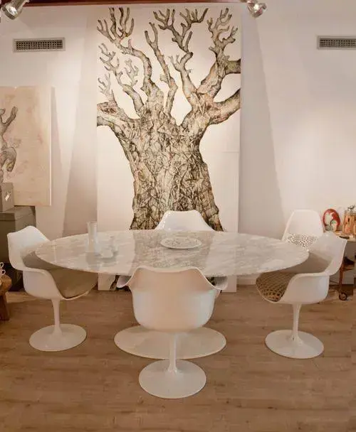 mesa de mármore - mesa oval com cadeiras brancas 