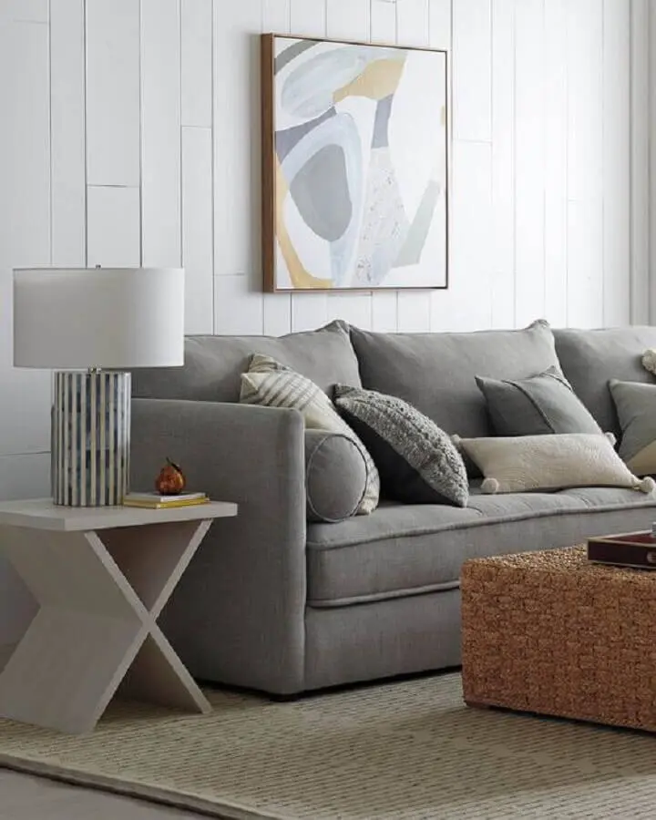 mesa lateral de apoio para sala simples com sofá cinza Foto Pinterest