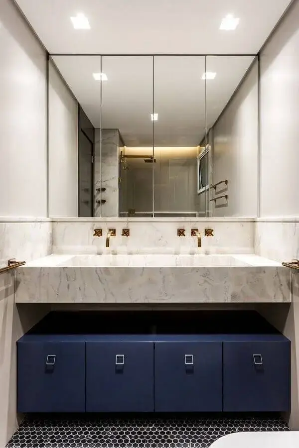 mármore branco para banheiro moderno com armário azul Foto Belotto Scopel Tanaka
