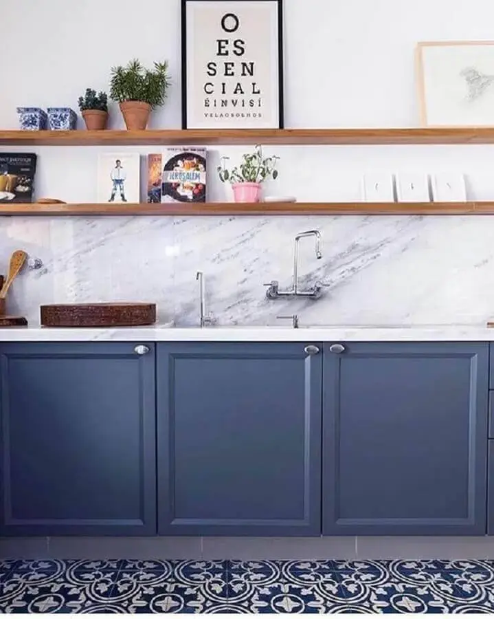 mármore branco para cozinha planejada com armários azuis e prateleiras de madeira Foto Ideias Decor