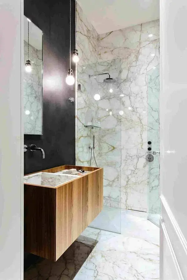 mármore branco paraná para banheiro planejado com gabinete de madeira Foto Decostore