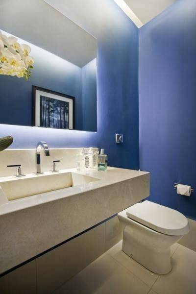 Parede azul no banheiro iluminado