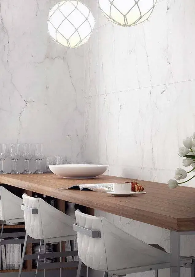 parede de mármore branco para cozinha com mesa de madeira Foto Maurício Gebara Arquitetura