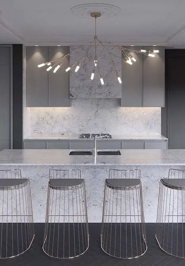 pedra de mármore branca para cozinha moderna com armários cinza Foto Maurício Gebara Arquitetura