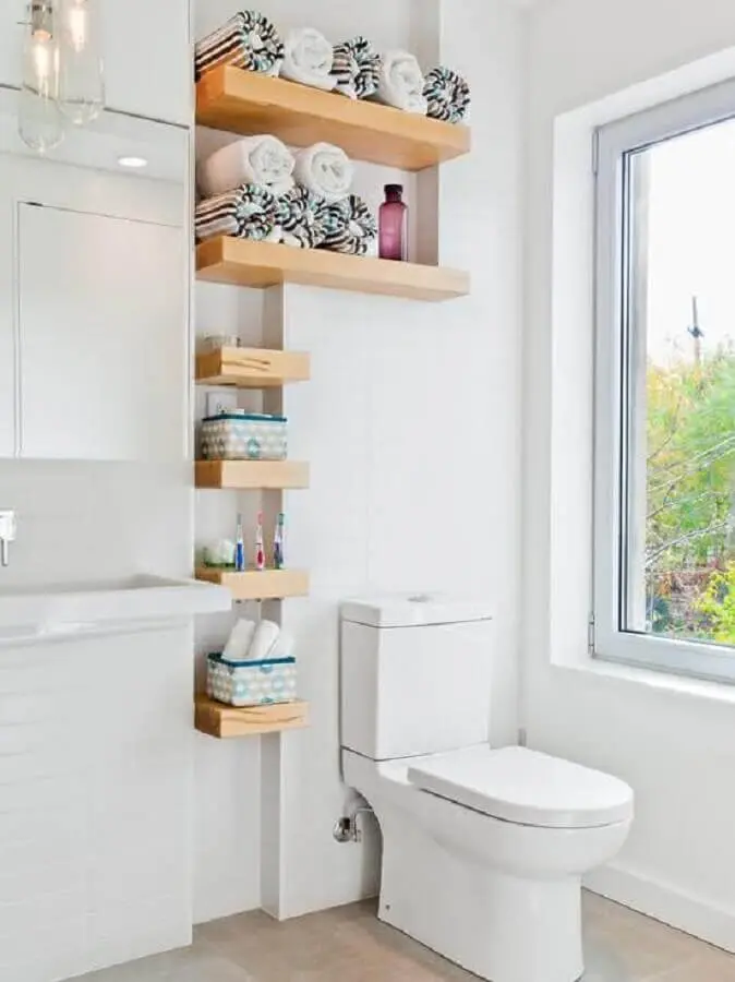 prateleiras de madeira para decoração de banheiro branco Foto Interior Design