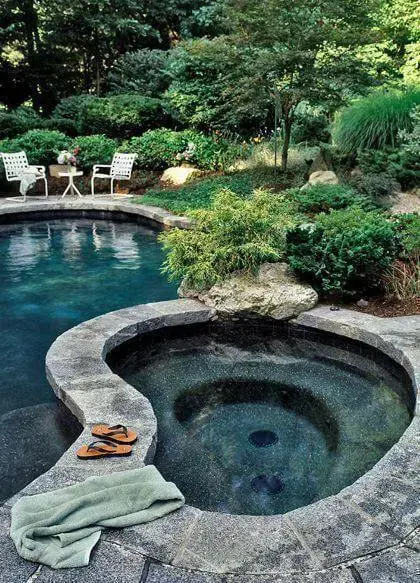 revestimento para piscina - piscina de pedra rústica 