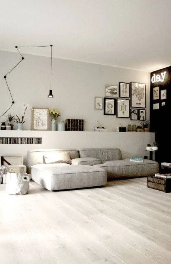 sala ampla decorada com sofá sem braço Foto Sodimac