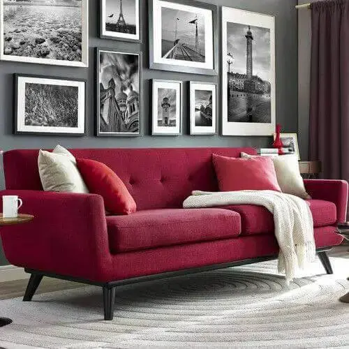 Sala com sofá vermelho na decoração