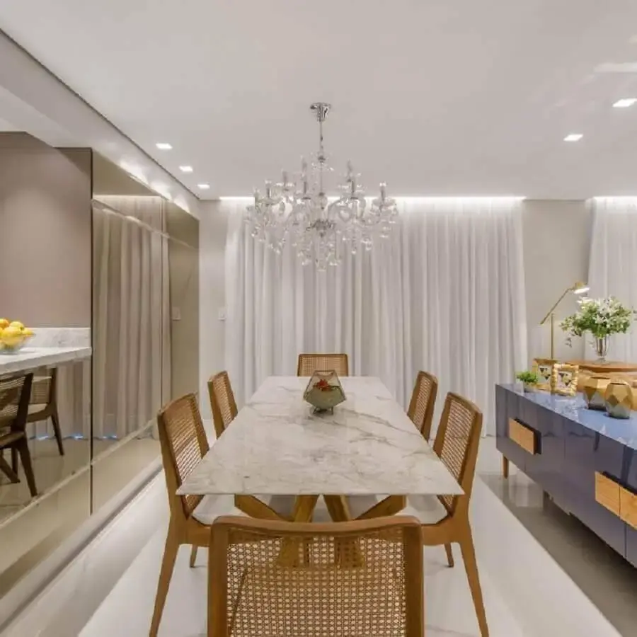 sala de jantar sofisticada decorada com mesa de mármore branco e lustre de cristal Foto DUO Arquitetura e Design