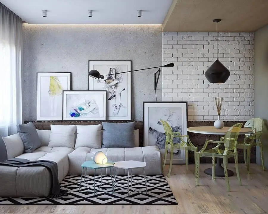 sala decorada com parede de cimento queimado e sofá de canto sem braço Foto Reciclar e Decorar
