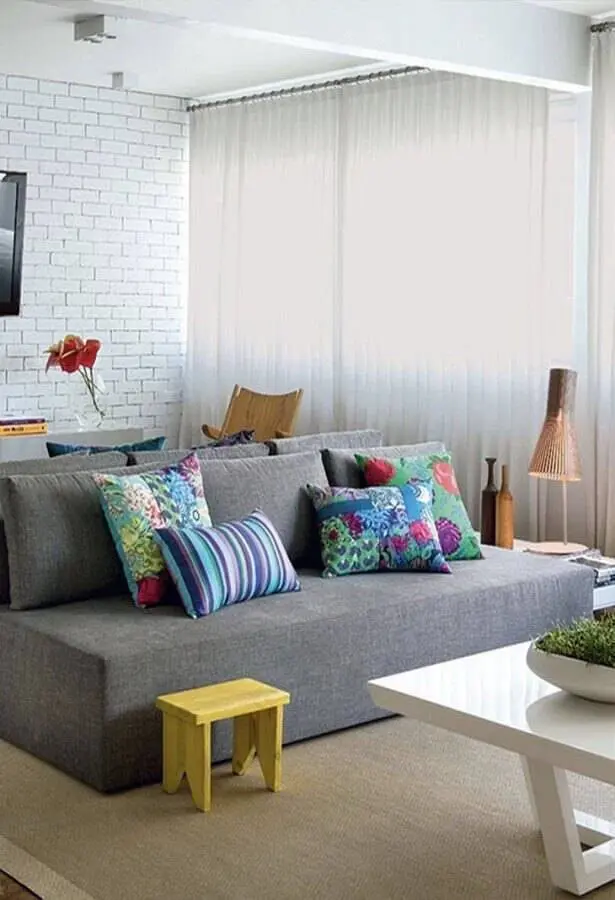 sala decorada com sofá pequeno sem braço Foto Pinterest