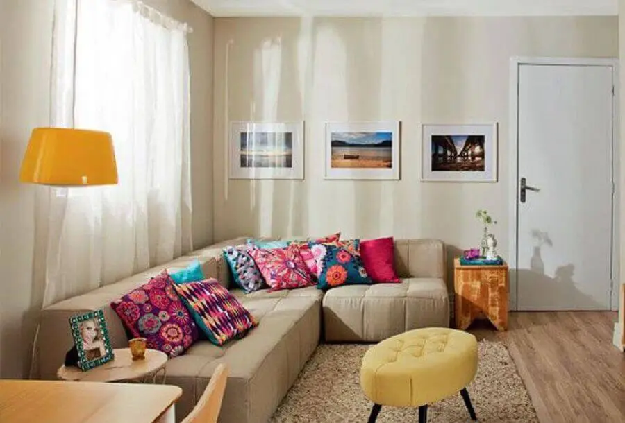 sala decorada em tons neutros com sofá sem braço de canto e almofadas coloridas Foto Fala Moda