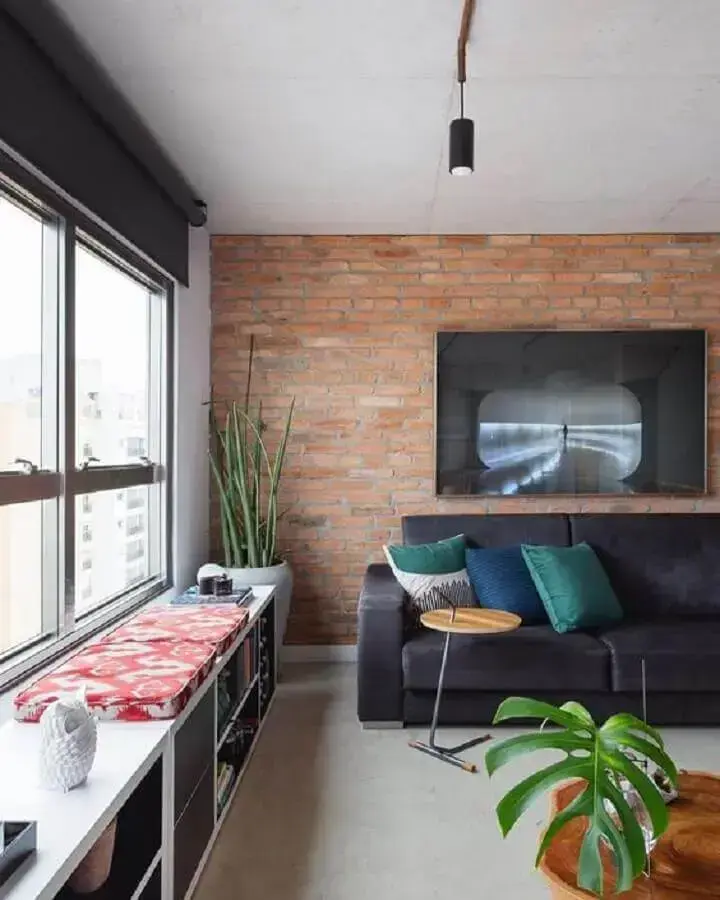 sala moderna decorada com parede de tijolinho e mesa de apoio para sofá Foto Pinterest