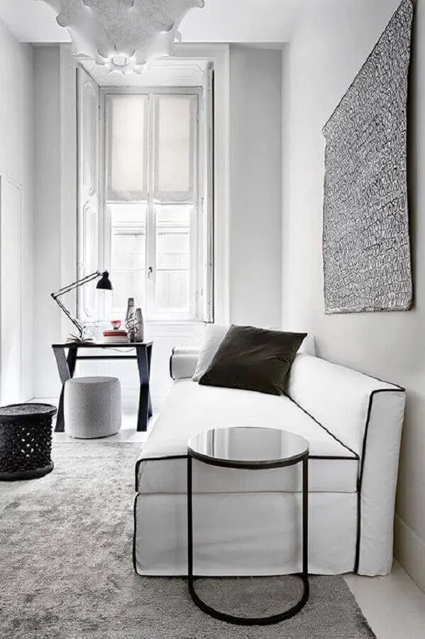 sala preta e branca decorada com sofá sem braço Foto Design Indulgences