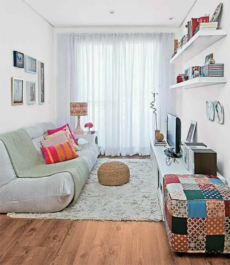 sala simples decorada com sofá sem braço e puff quadrado colorido Foto Pinterest