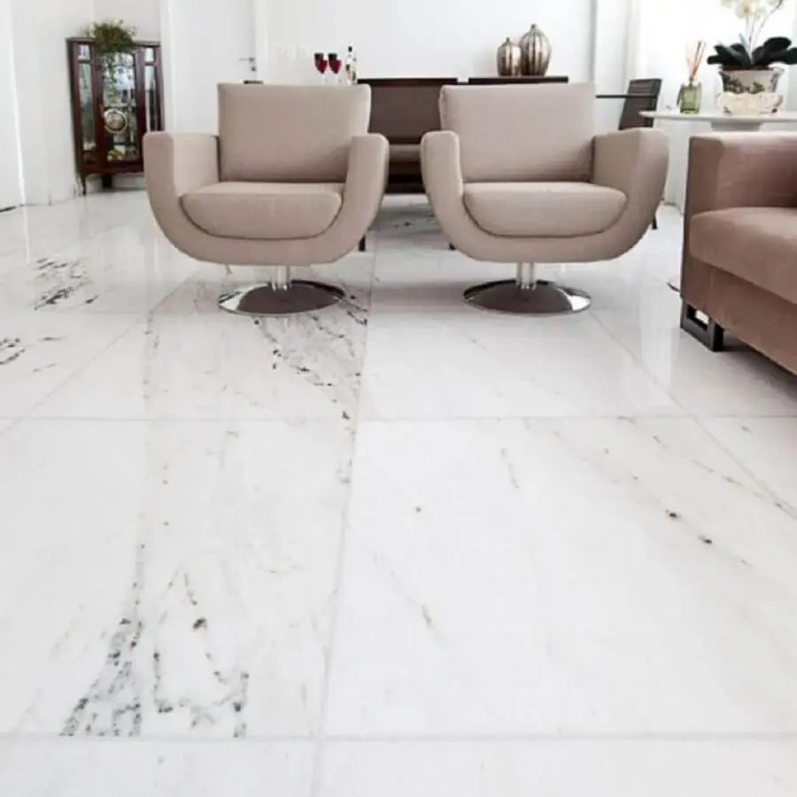 sala sofisticada decorada com piso de mármore branco Foto Juliana Siqueira