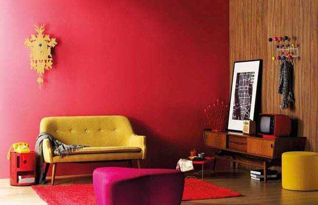 Sala vintage com detalhes na cor vermelha