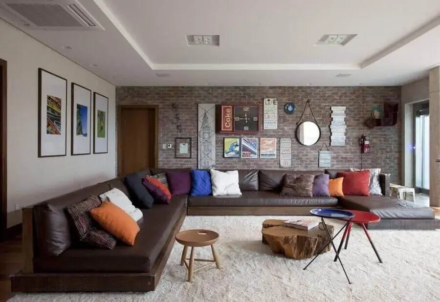 sofá de canto sem braço marrom para sala ampla com parede de tijolinho Foto Juliana-Pippi