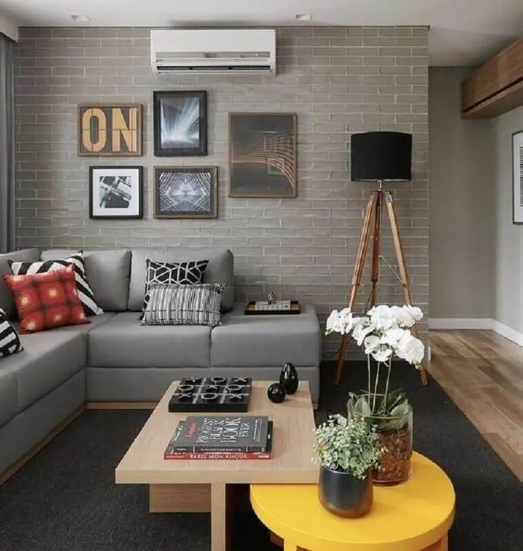 sofá de canto sem braço para sala moderna com papel de parede de tijolinho Foto Pinterest