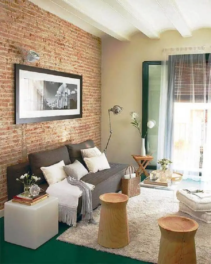 sofá pequeno sem braço para decoração de sala com parede de tijolinho à vista Foto Yandex
