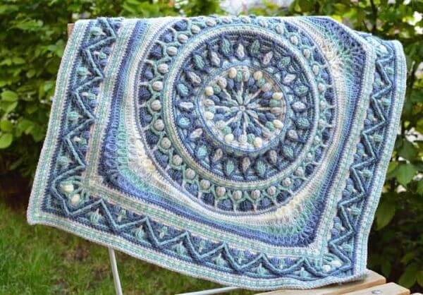 Tapete de crochê com desenhos geométricos
