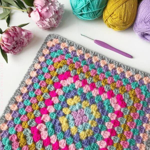 Aprenda como usar o tapete de crochê quadrado