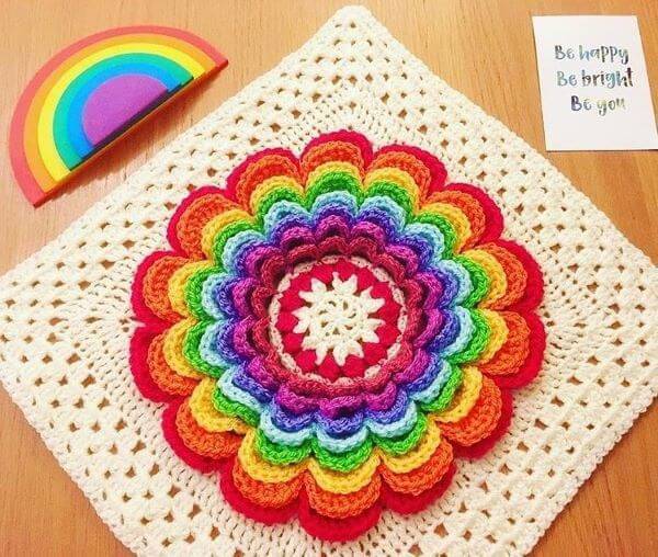 Tapete de crochê quadrado com flor colorida