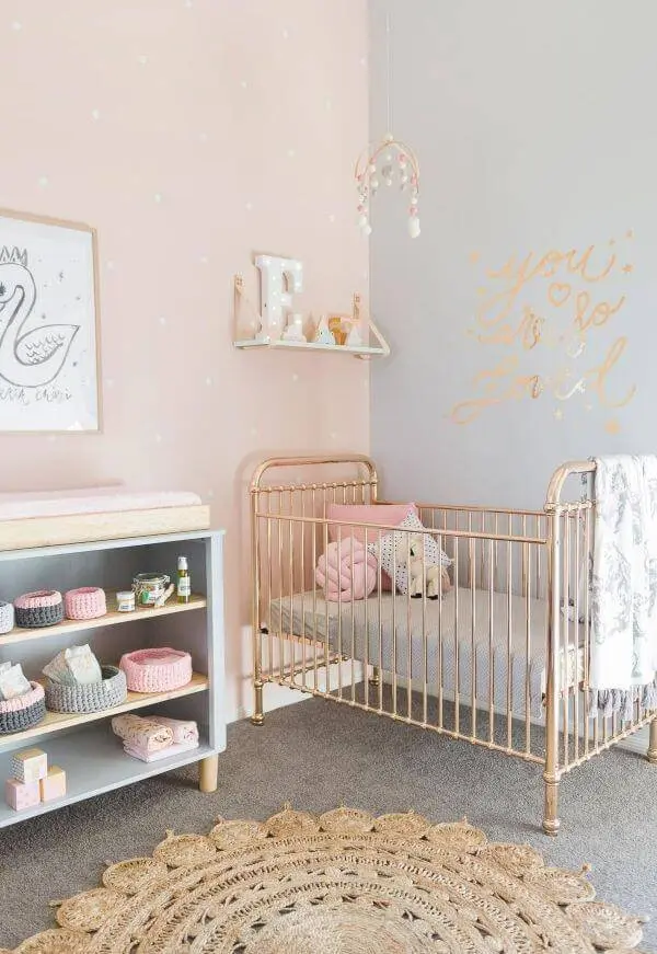 Temas para quarto de bebê com berço dourado