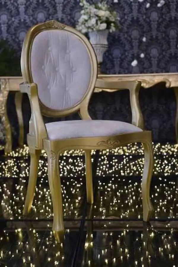 Cadeira medalhão branca com braço dourado