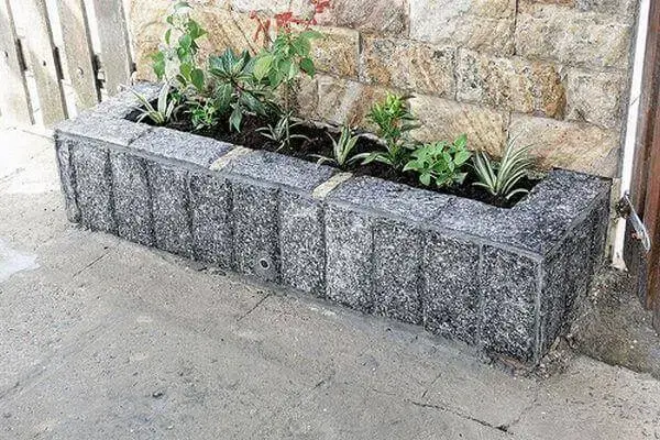 Utilize a pedra miracema de diferentes formas na calçada