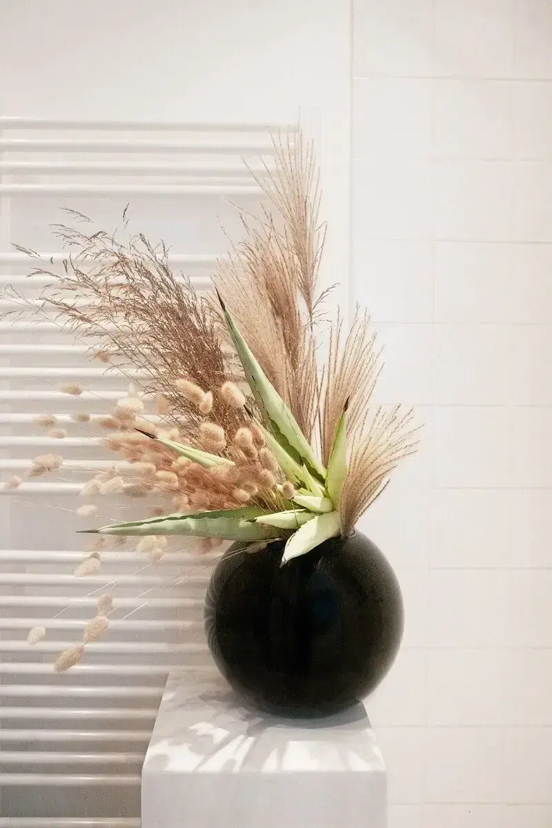 Decoração de vaso preto com flores secas Foto Pinterest