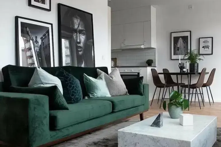 Decoração moderna para sala de estar com tapete cinza e sofá verde com várias almofadas. Fonte: Ten is Extreme Shop