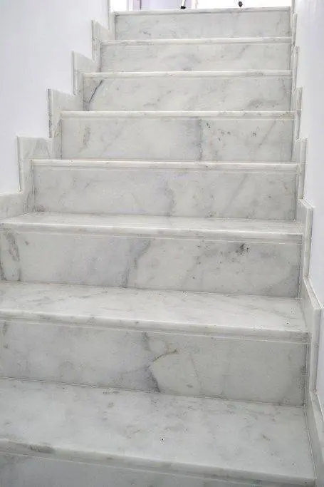 Escada de mármore - detalhe de escada de mármore branco 