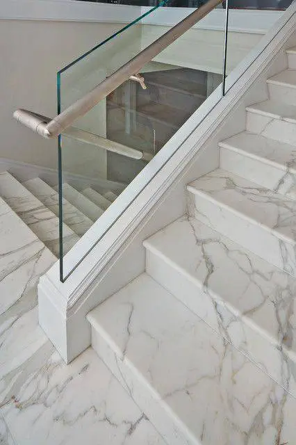 Escada de mármore - escada com corrimão de madeira 